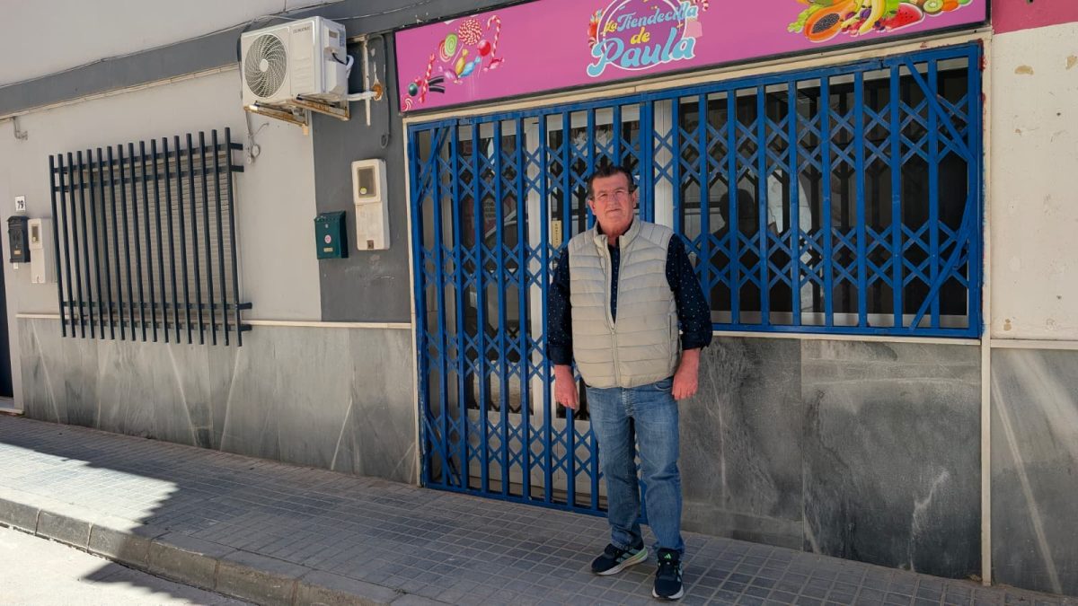 José Miguel Alarcón frente a uno de los comercios de la Loma de la Mezquita