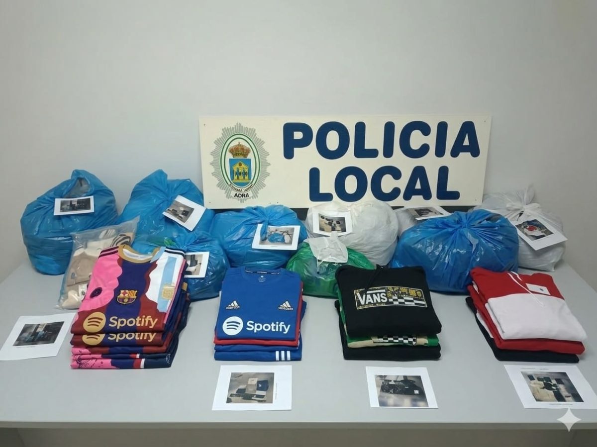 Ropa incautada por los municipales abderitanos. /DC