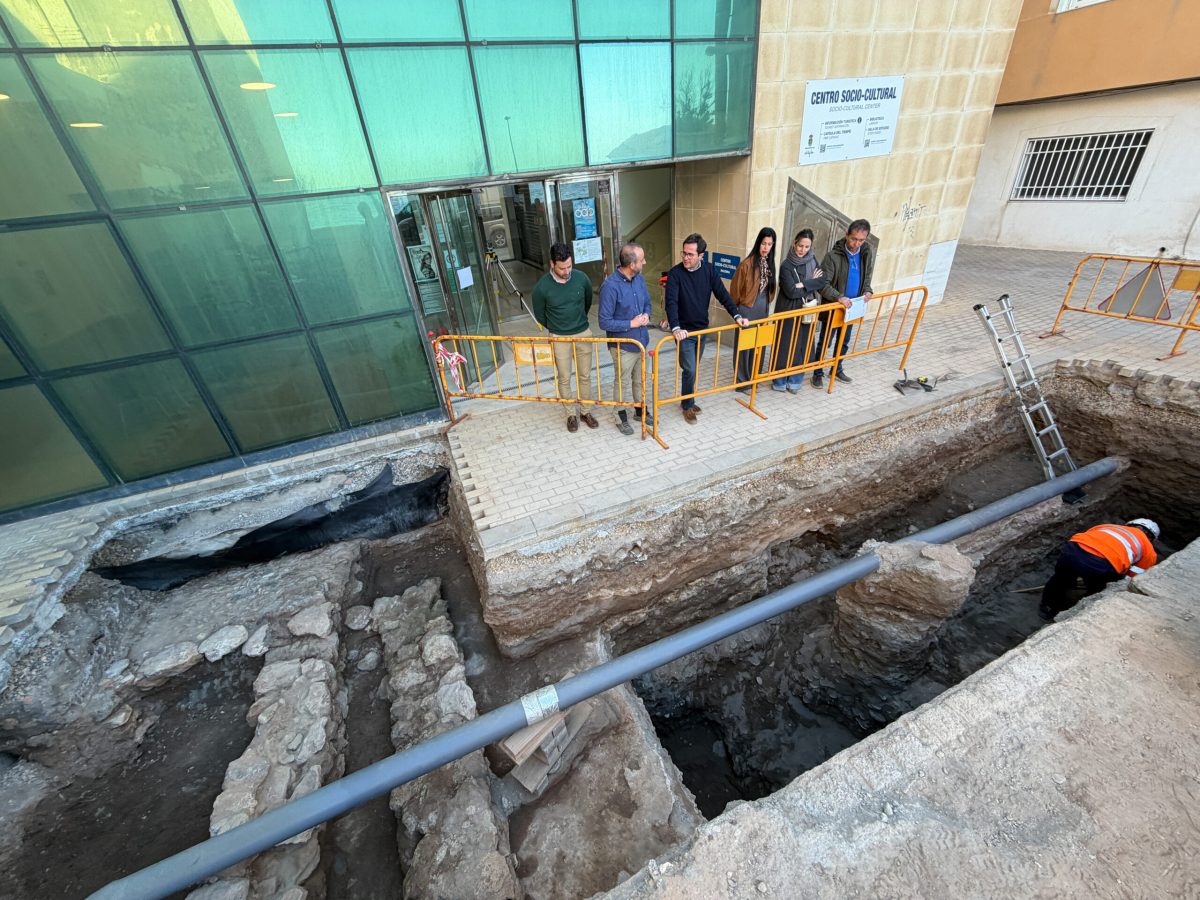 Sillares del Castillo de Malerva en las inmediaciones del Mercado de Balerma. /DC