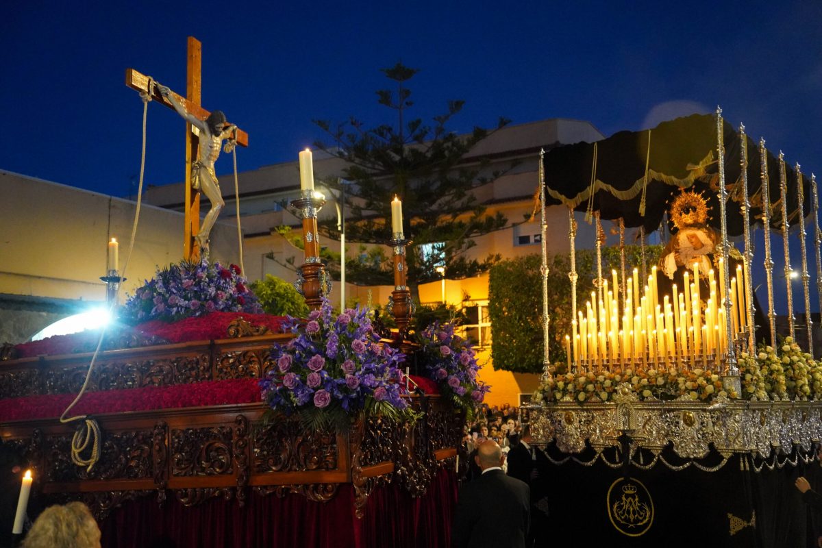 La procesión de la Cofradía del Santísimo Cristo de la Paz y Nuestra Señora de los Dolores recorren las calles de Santa María del Águila el Viernes Santo