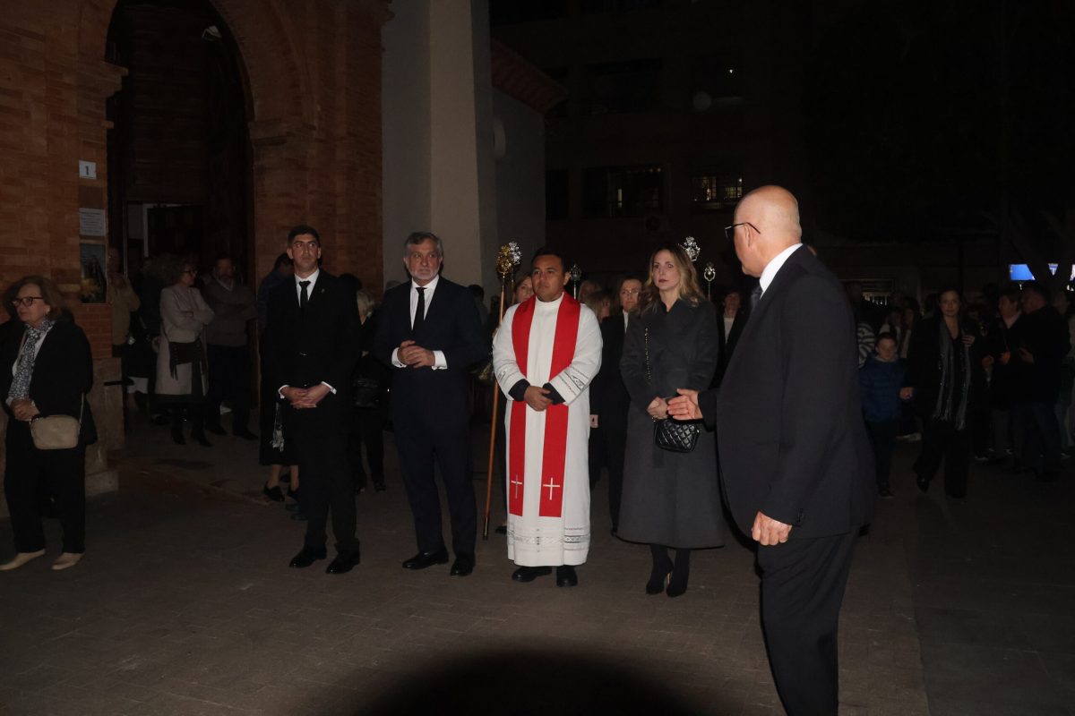 La luz de las velas guía el camino del Santo Sepulcro en su procesión por las calles de El Ejido