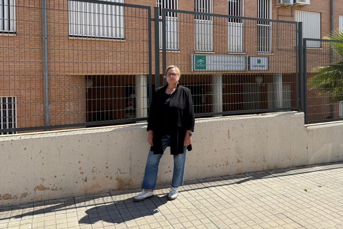 La concejala Mari Carmen Álamo, junto al IES Santa María del Águila