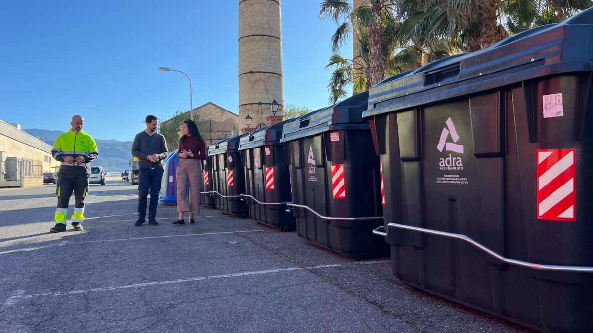 Adra refuerza el servicio de limpieza con cerca de medio centenar de nuevos contenedores de RSU y cartón