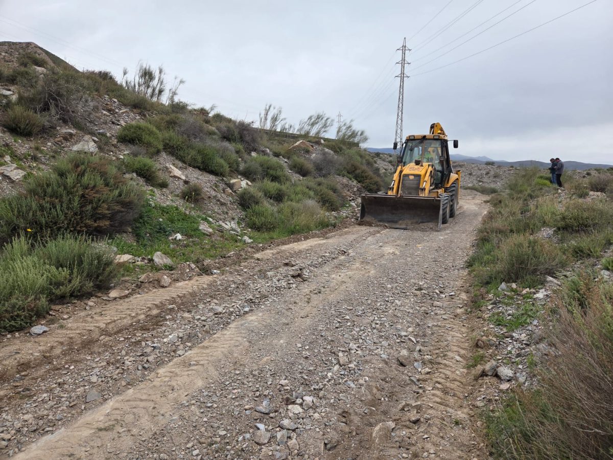 Adra avanza en la mejora de caminos rurales con más de 30 kilómetros acondicionados