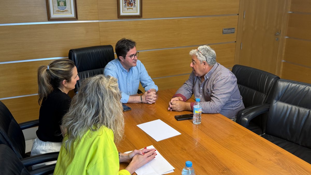 El alcalde se reúne con el presidente de la Asociación de Feriantes de Almería