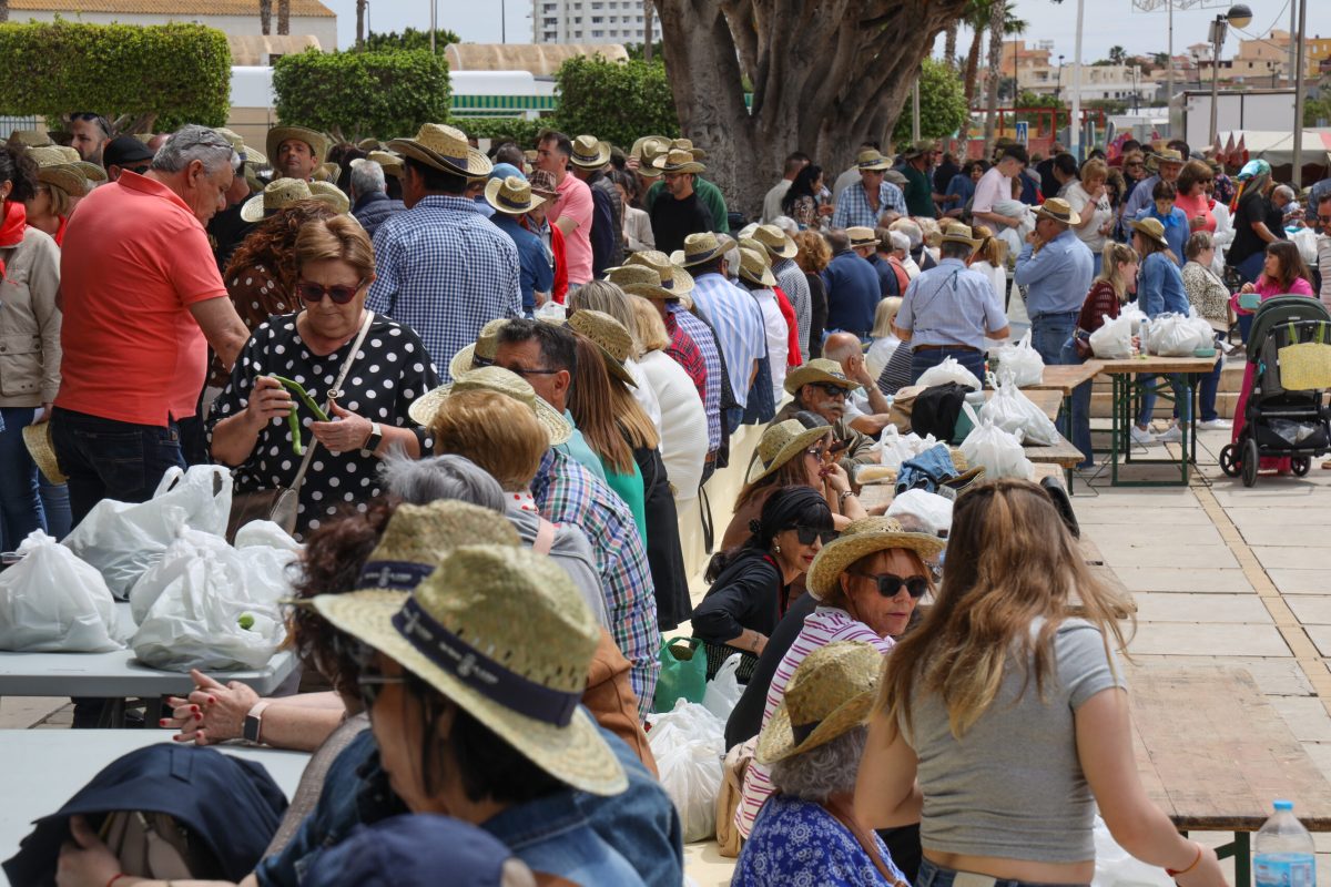 Miles de ejidenses disfrutaron de la multitudinaria degustación de habas con tocino y fritaílla por San Marcos
