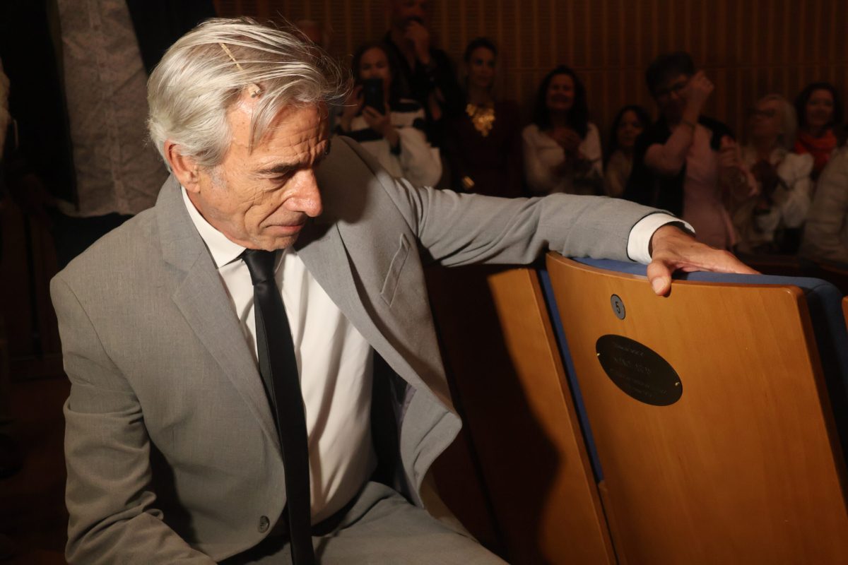 Imanol Arias descubre la Butaca de Honor en el Auditorio de El Ejido