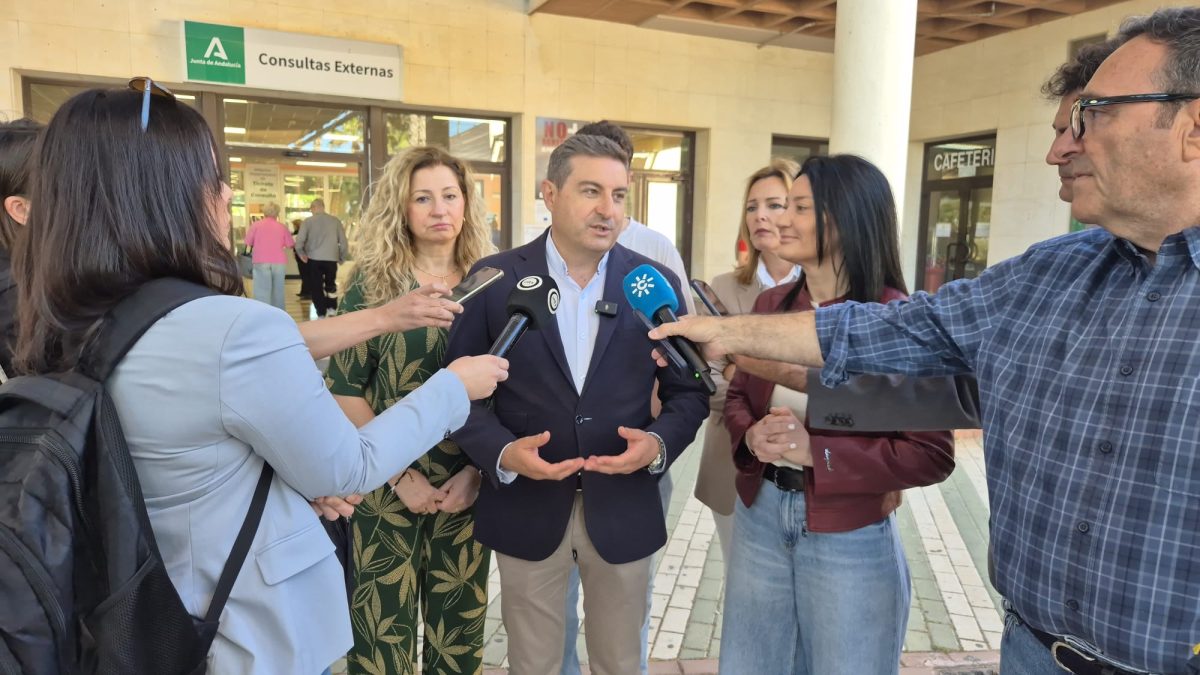 Ayala atiende a los medios de comunicación en el Hopital de Poniente
