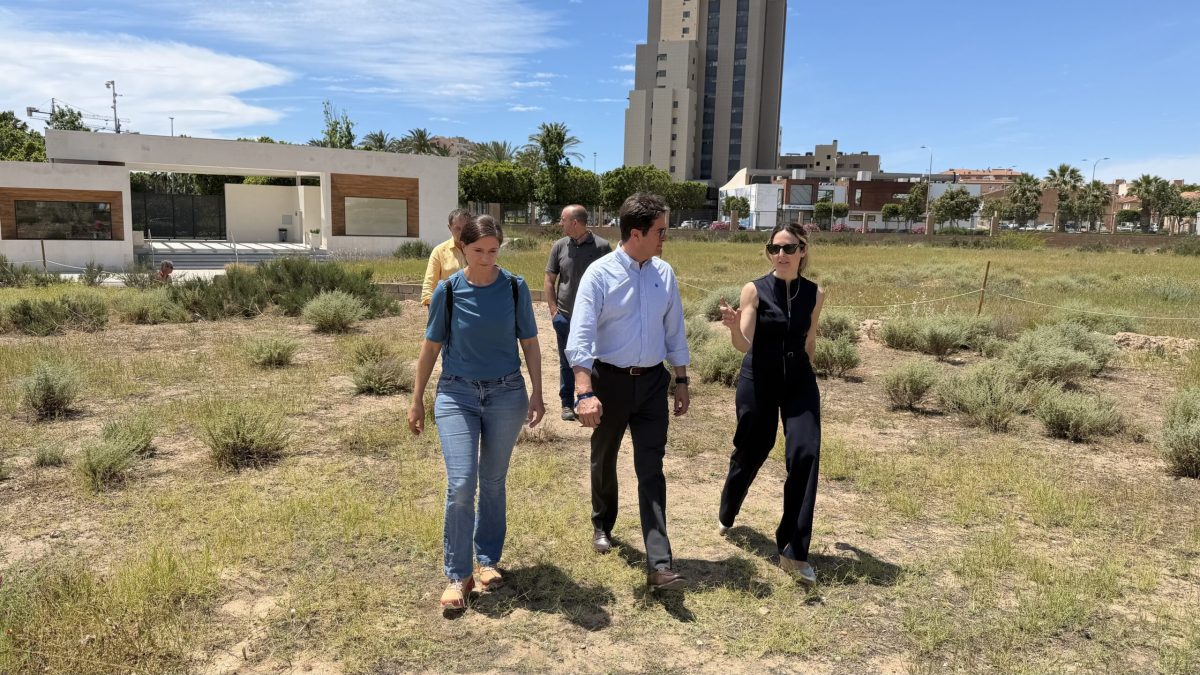 El alcalde de El Ejido, Francisco Góngora, y la edil de Cultura, Elena Gómez, han asistido el inicio de estos trabajos