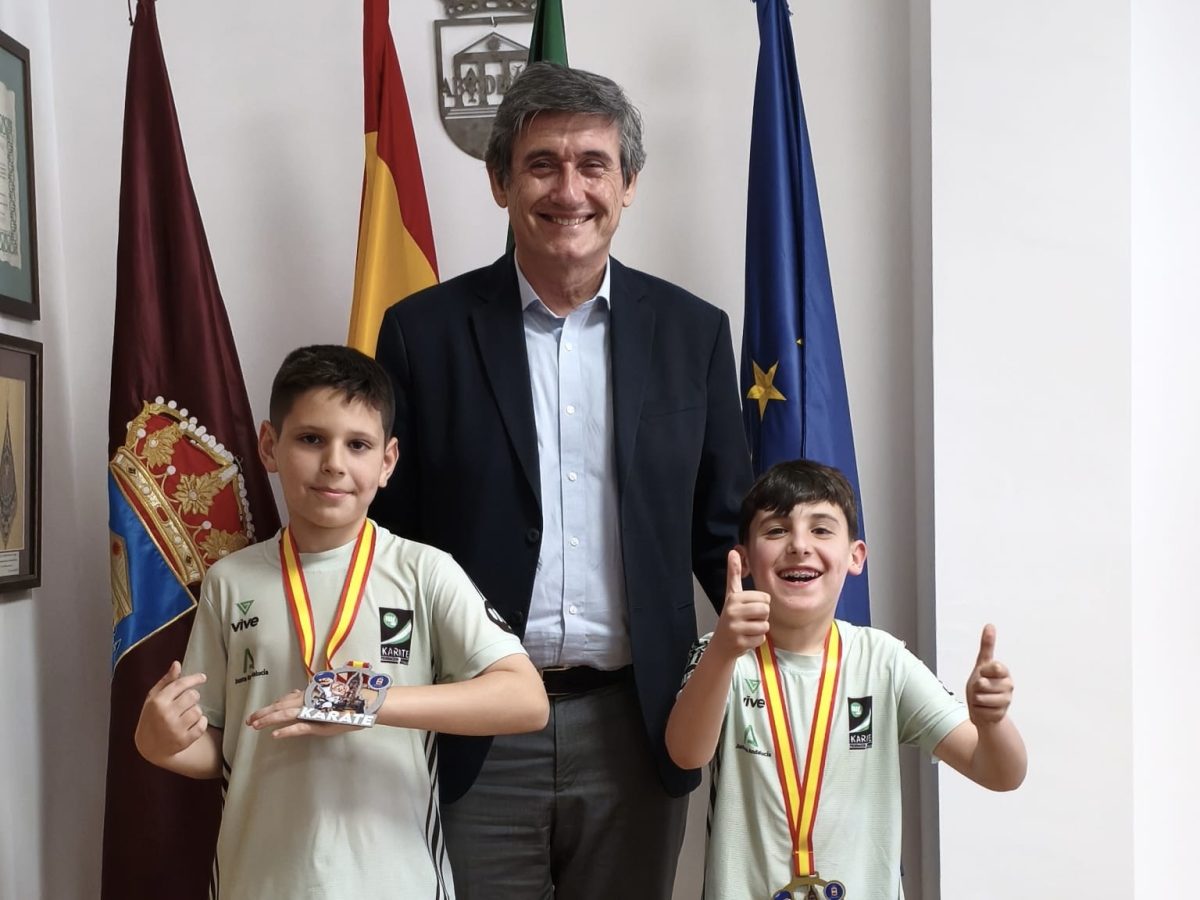 Manuel Cortés recibe a los campeones de para-kárate Lucas Fernández y Gonzalo Sánchez