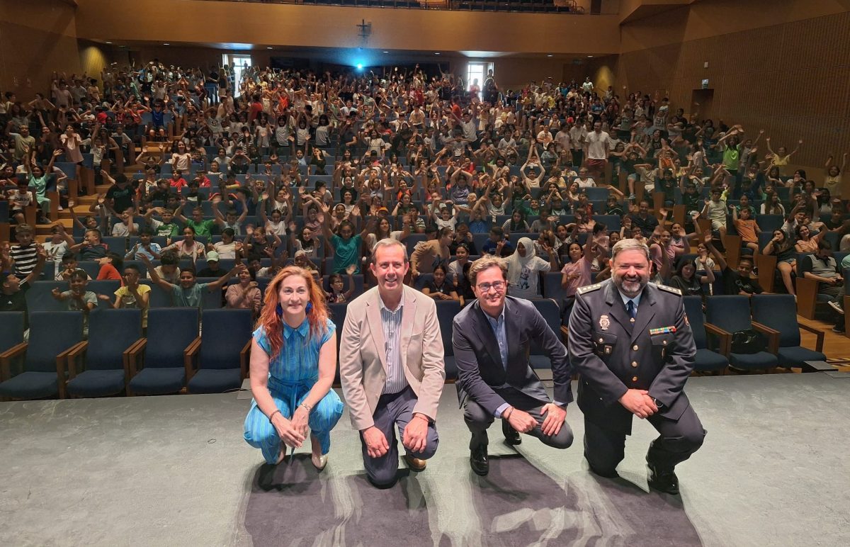 Más de 800 alumnos de 14 centros de El Ejido reciben carnés de expertos en el uso de internet