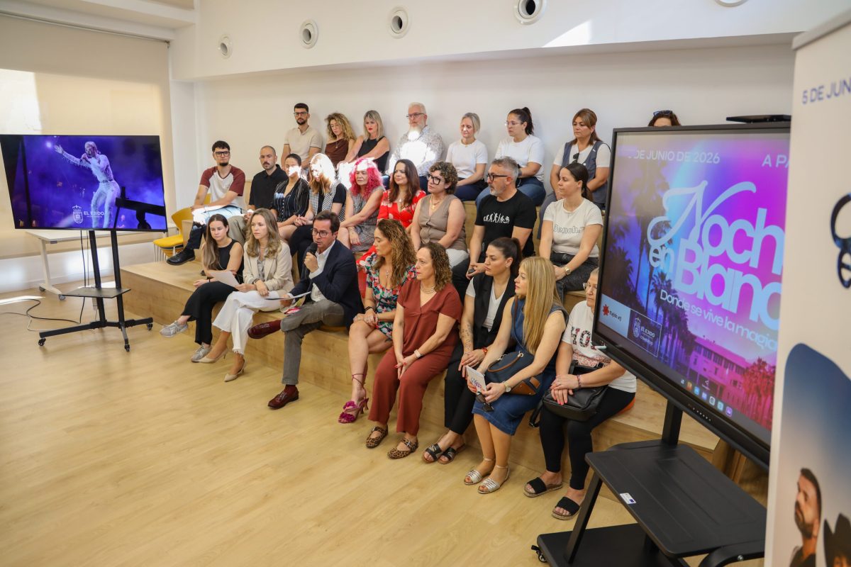La presentación de la Noche en Blanco de El Ejido ha contado con numeroso comerciantes de la localidad