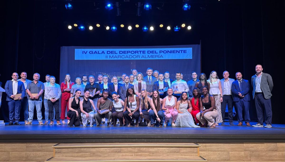 Foto de familia de la Gala del Deporte del Poniente. /DC