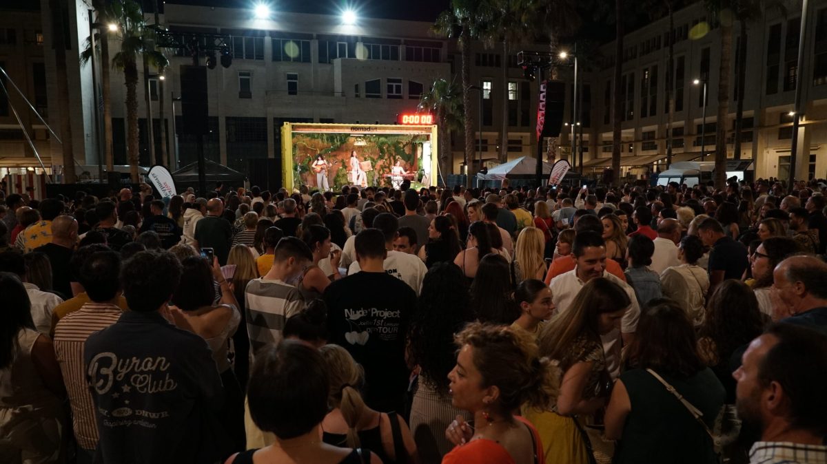 Vecinos y visitantes disfrutando de la clausura del Festival de Teatro en la Plaza Mayor de El Ejido