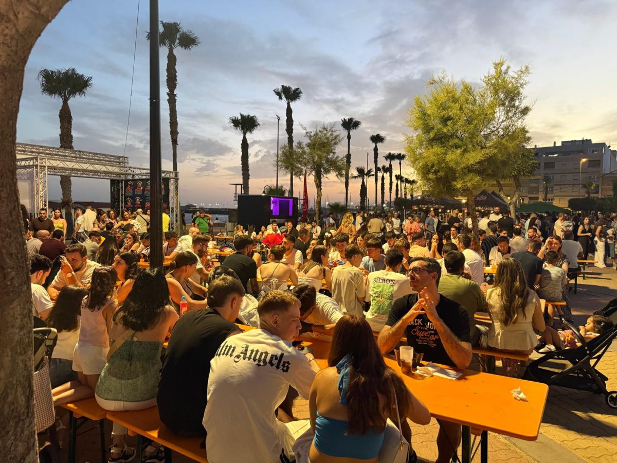 El Almería Burger Tour cierra con gran éxito su paso por Adra