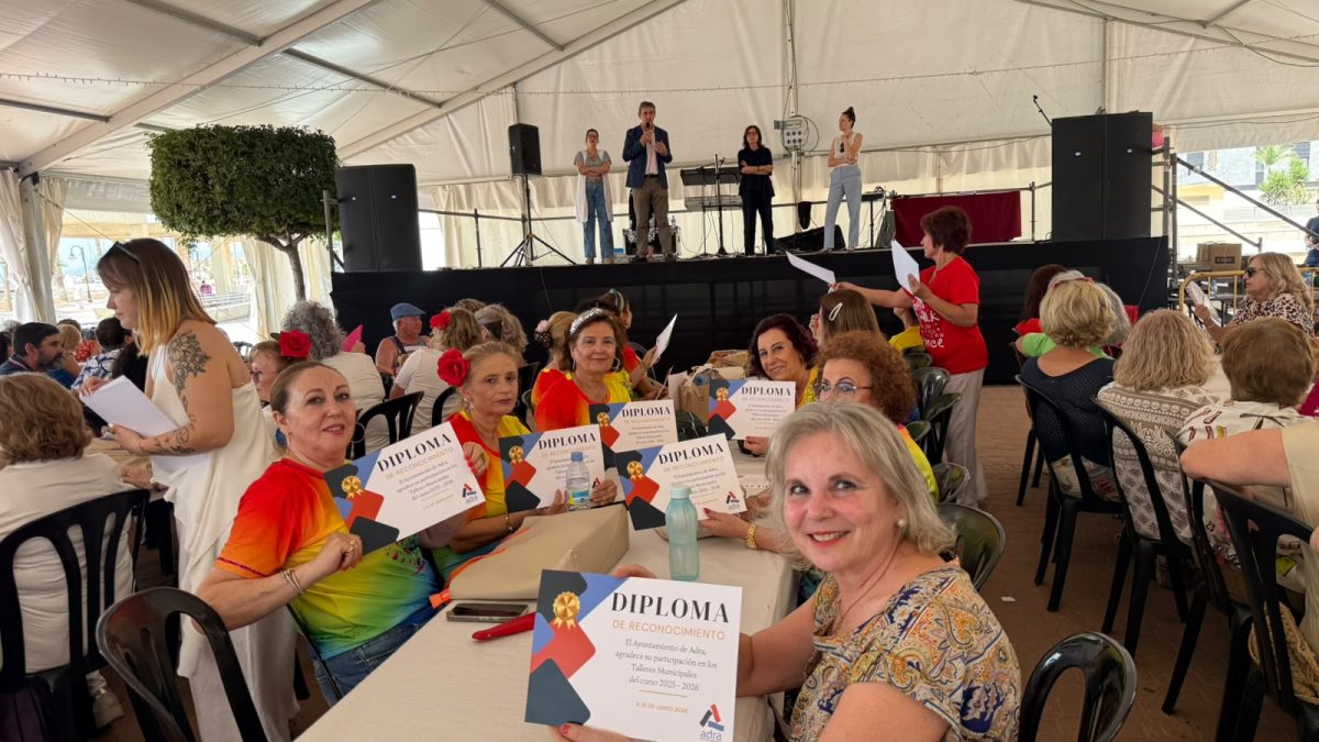 Participantes en los talleres posan con sus diplomas. /DC