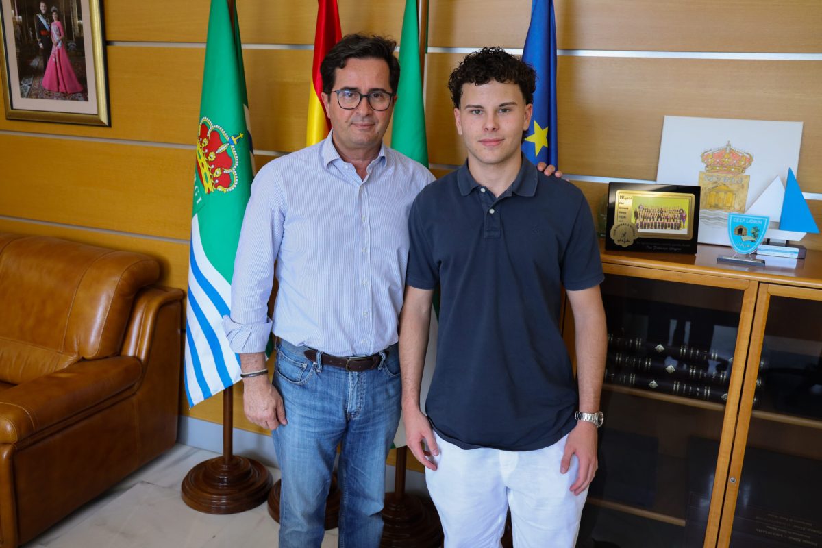 El alcalde recibe a Carlos Pérez