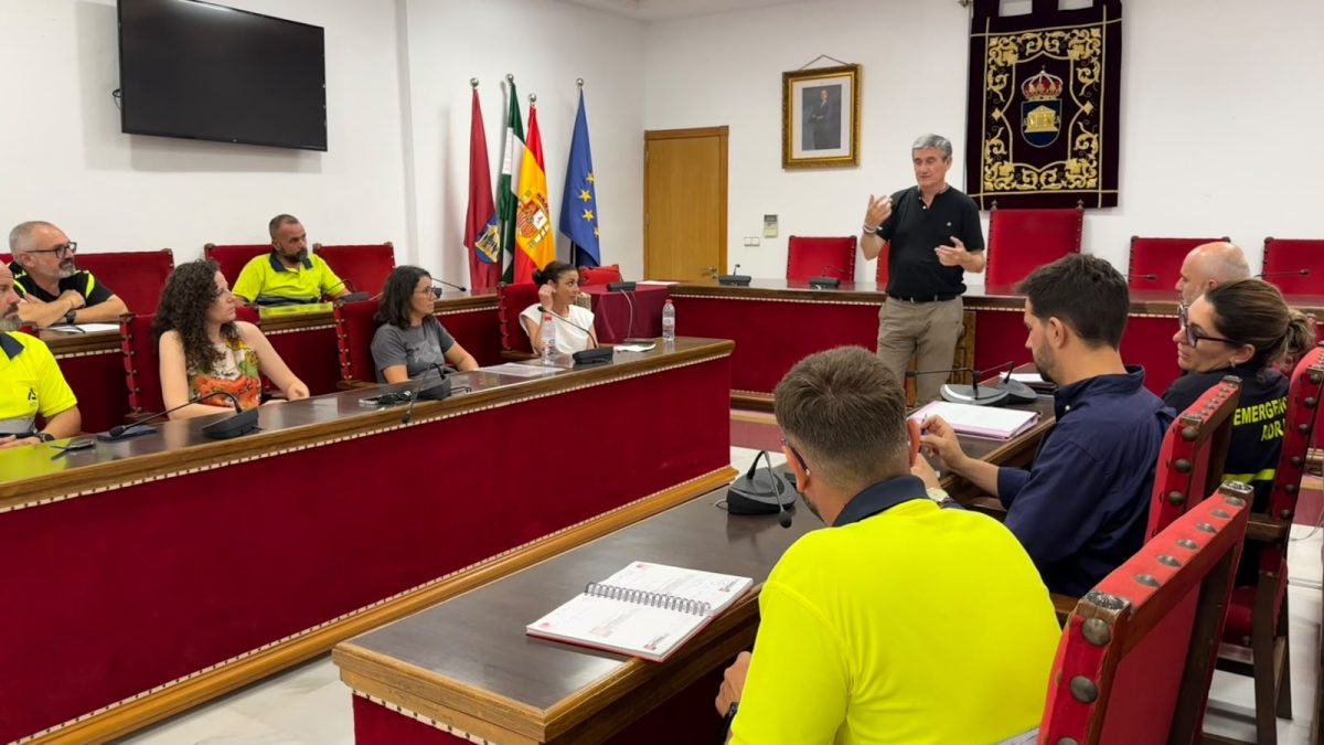 Adra coordina el dispositivo especial de limpieza y seguridad para la Noche de San Juan