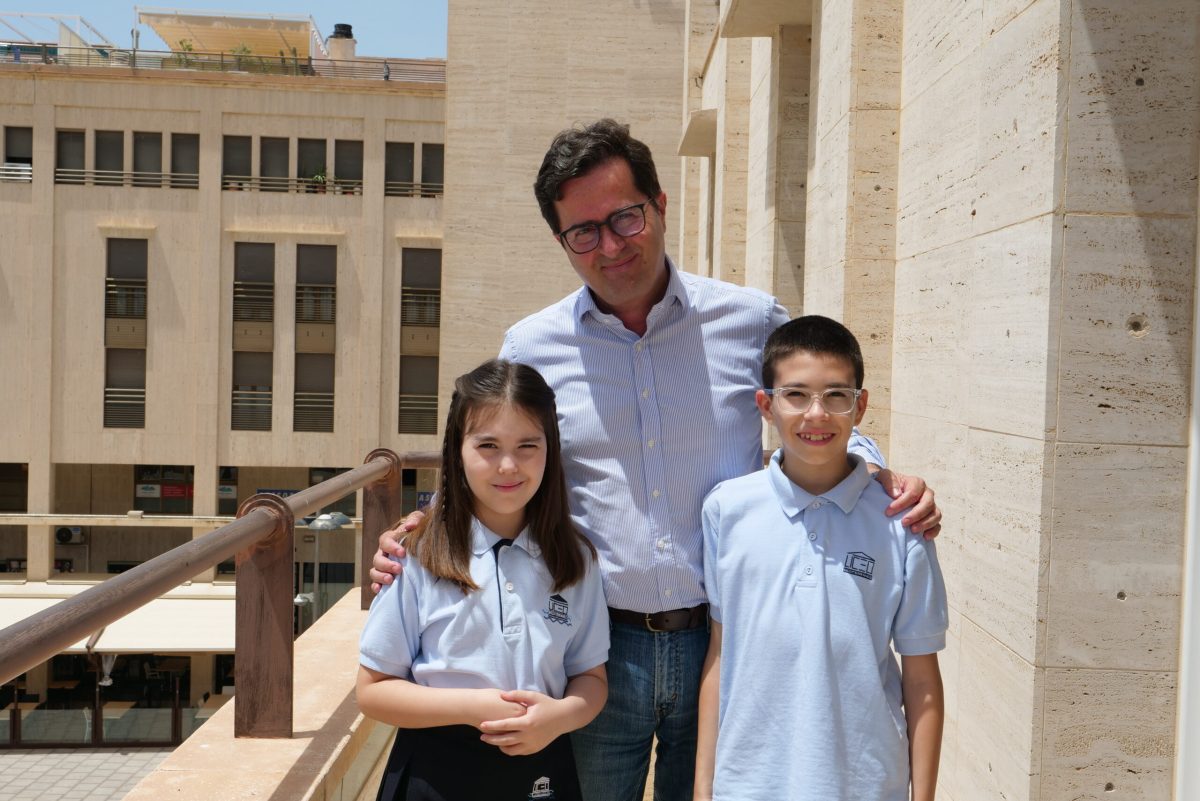Emma y su hermano Iván junto al alcalde de El Ejido. /DC