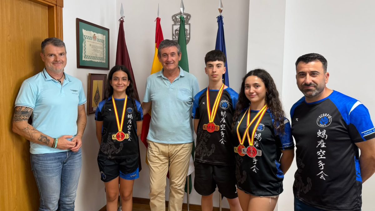 Manuel Cortés recibe a los jóvenes campeones de España del Scorpio Karate Club. /DC