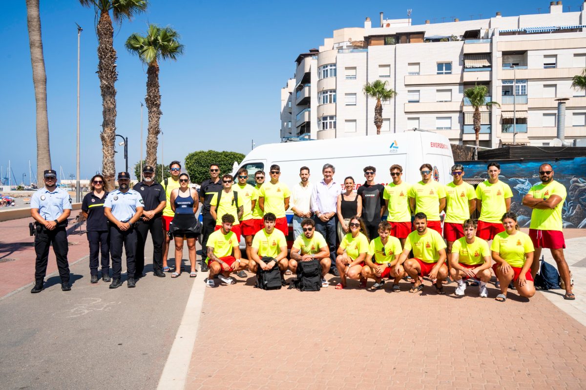 Adra refuerza la seguridad en sus playas con más socorristas, moto acuática y nuevo material de rescate