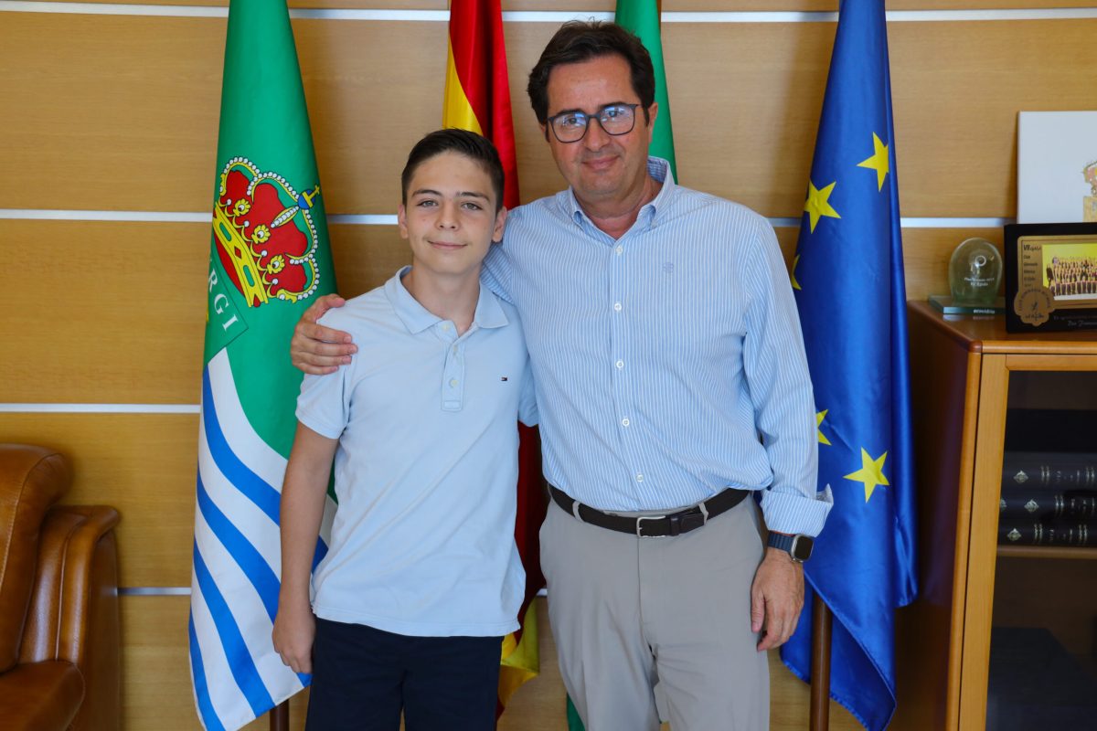 Rubén Romero, campeón de España de la Olimpiada Matemática Thales, con el alcalde de El Ejido
