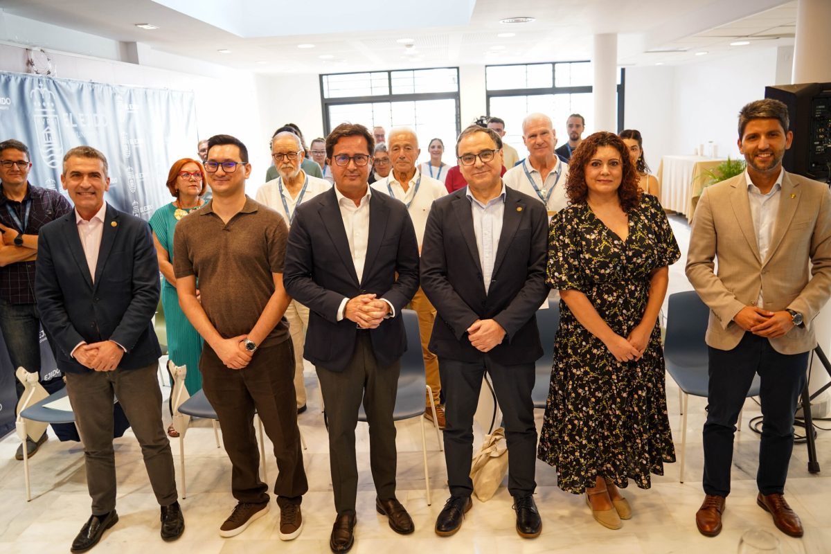 En el centro, el rector de la UAL, José J. Céspedes, y el alcalde de El Ejido, Francisco Góngora, acompañados por los dos directores del curso de verano, Mónica Fernández Amador y Adrián Florin Tudorica, y, a ambos extremos, el vicerrector de Postgrado y Relaciones Institucionales, Fernando Carvajal, y el concejal de Educación, Juventud y Participación de El Ejido, Francisco Javier Rodríguez. Detrás, los participantes en el curso de verano.