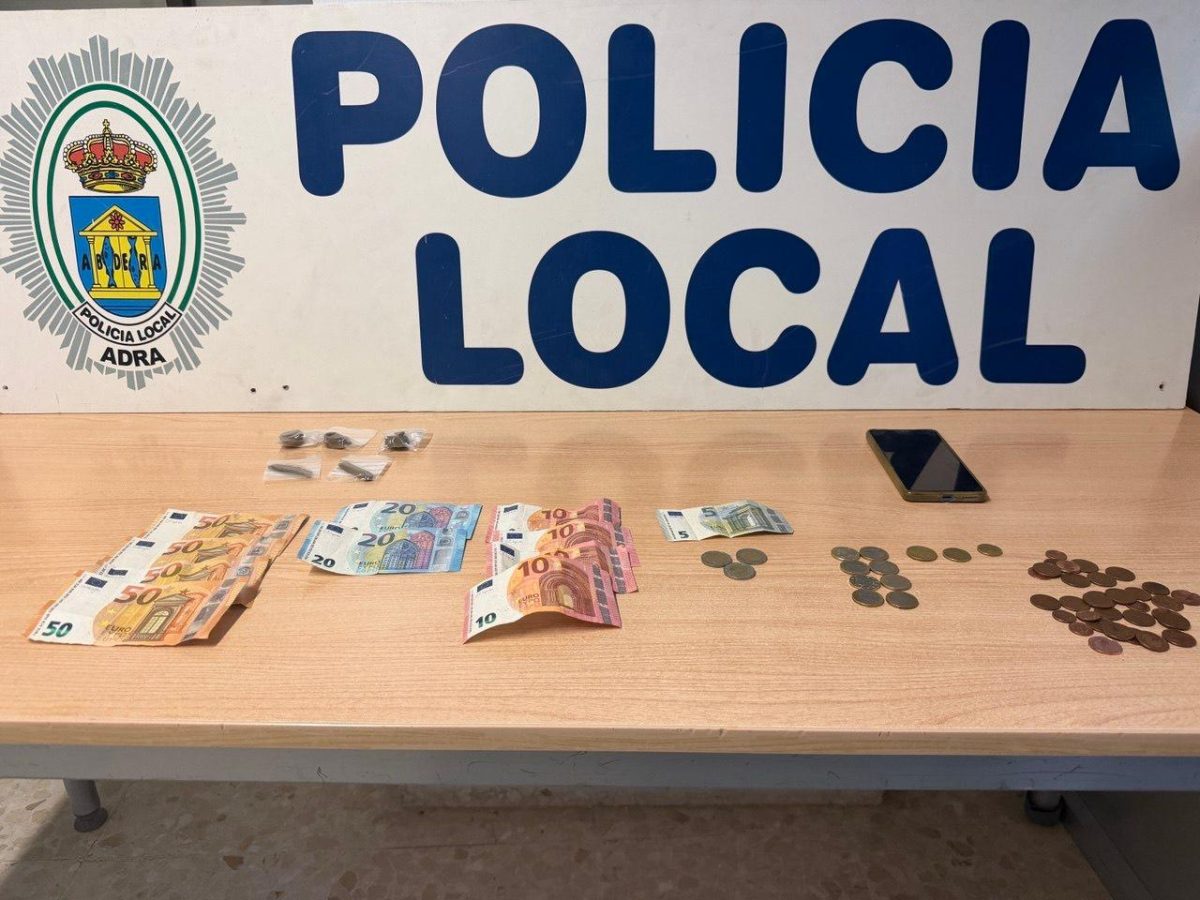 El alijo requisado por la Policía Local de Adra. /DC