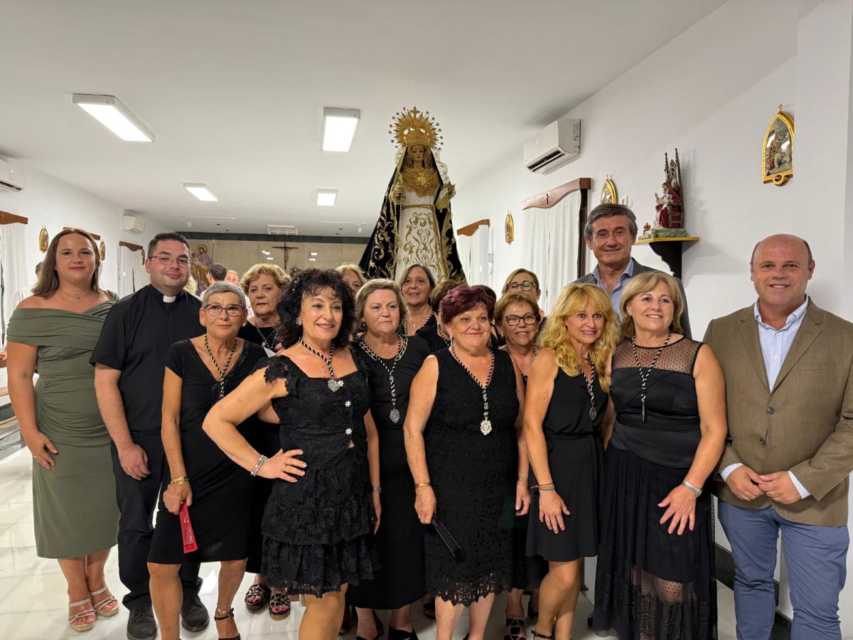 Manuel Cortés junto a la Virgen de los Dolores de Guainos. /DC
