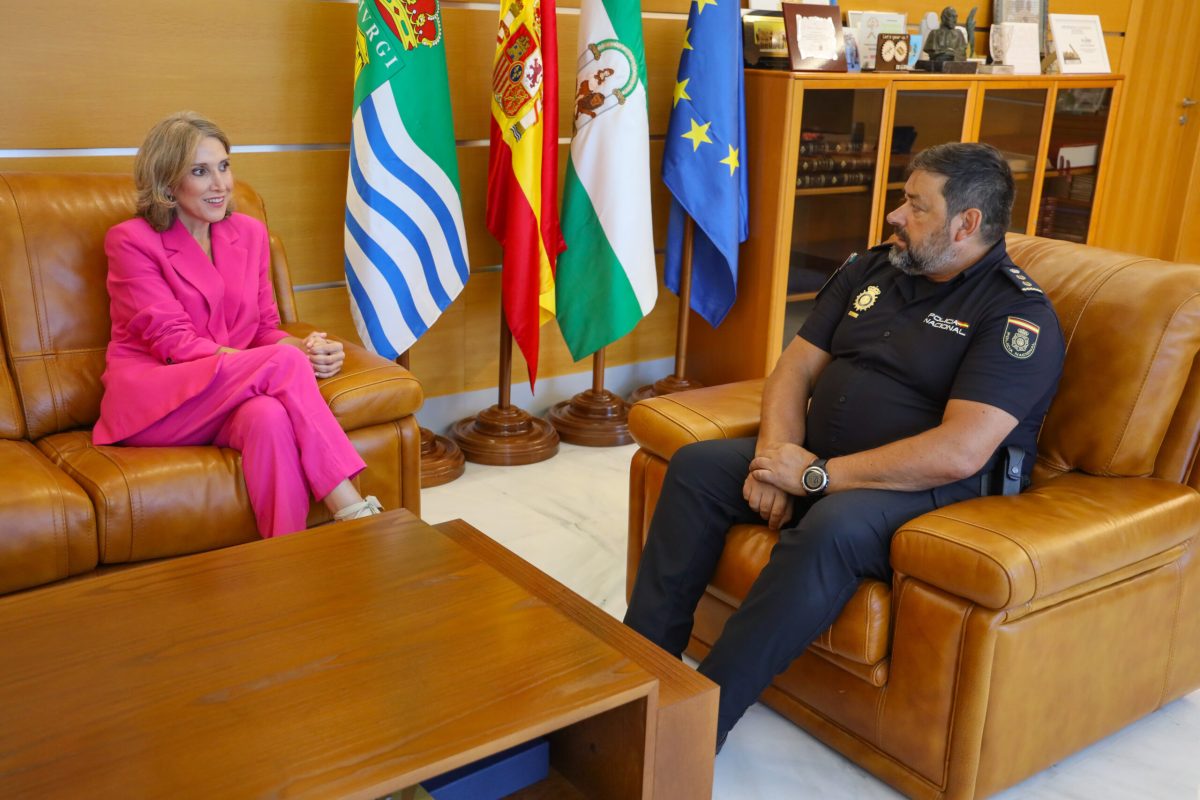 Julia Ibáñez con el comisario Roca Lezama. /DC
