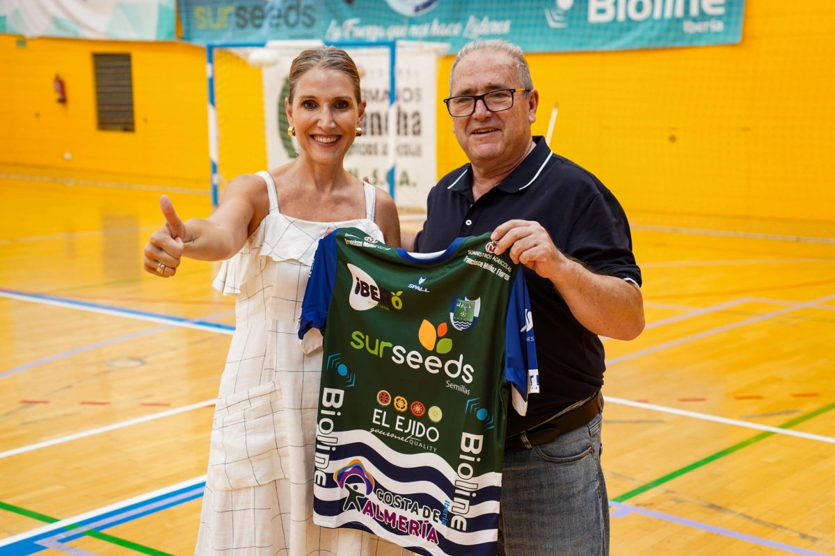 Julia Ibáñez visita al equipo en su entrenamiento. /DC