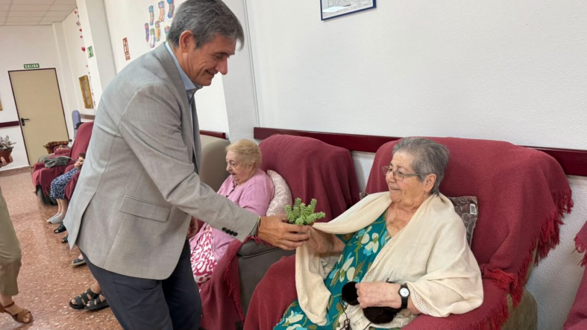 Adra reconoce a sus mayores con la campanŽa ‘Todo lo que habeģis sembrado en nosotros’