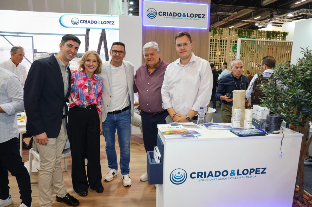 La alcaldesa y el edil de Agricultura en el stand de Criado y López durante Fruit Attraction. /DC