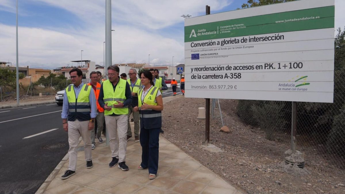 El delegado del Gobierno, Francisco Góngora, junto a la delegada territorial de Vivienda, Juventud y Ordenación del Territorio y de Fomento y Movilidad en Almería, Dolores Martínez Utrera, y el alcalde de Berja visitan la zona en obras