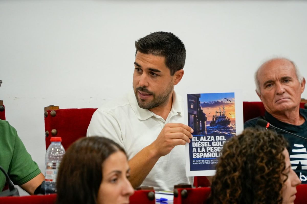 Adra respalda las reivindicaciones de agricultores y pescadores ante el aumento de los costes de producción
