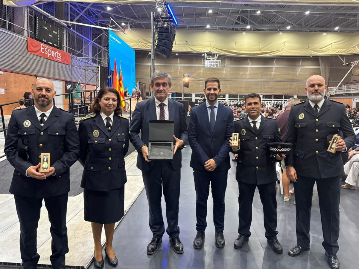 Agentes de la Policía Local de Adra son condecorados en Catarroja por su labor durante la DANA de 2024