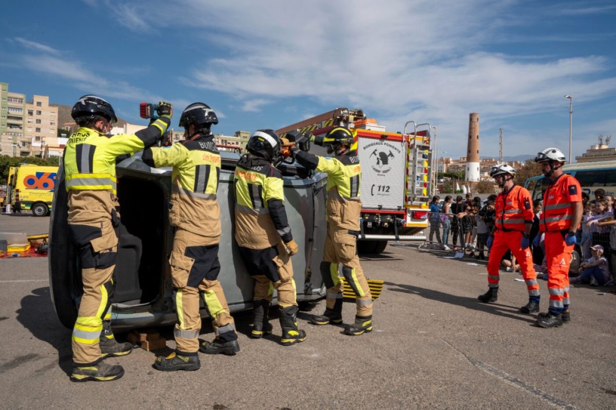 Adra celebra la II Gala de Emergencias, Auxilio y Rescate en Carretera con un simulacro de accidente de tráfico
