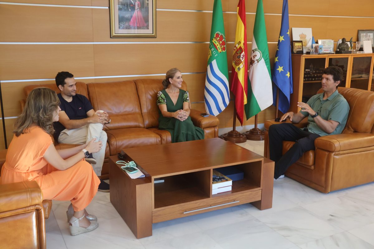 La alcaldesa de El Ejido, Julia Ibáñez, y el tricampeón del mundo de Windsurf, Víctor Fernández, renuevan el Convenio de Patrocinio con el Ayuntamiento