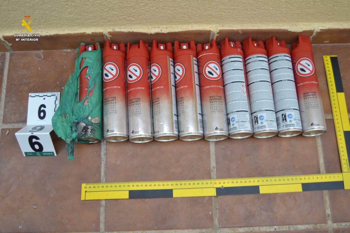 Botes de spray insecticida hallados en la escena. /G. C.