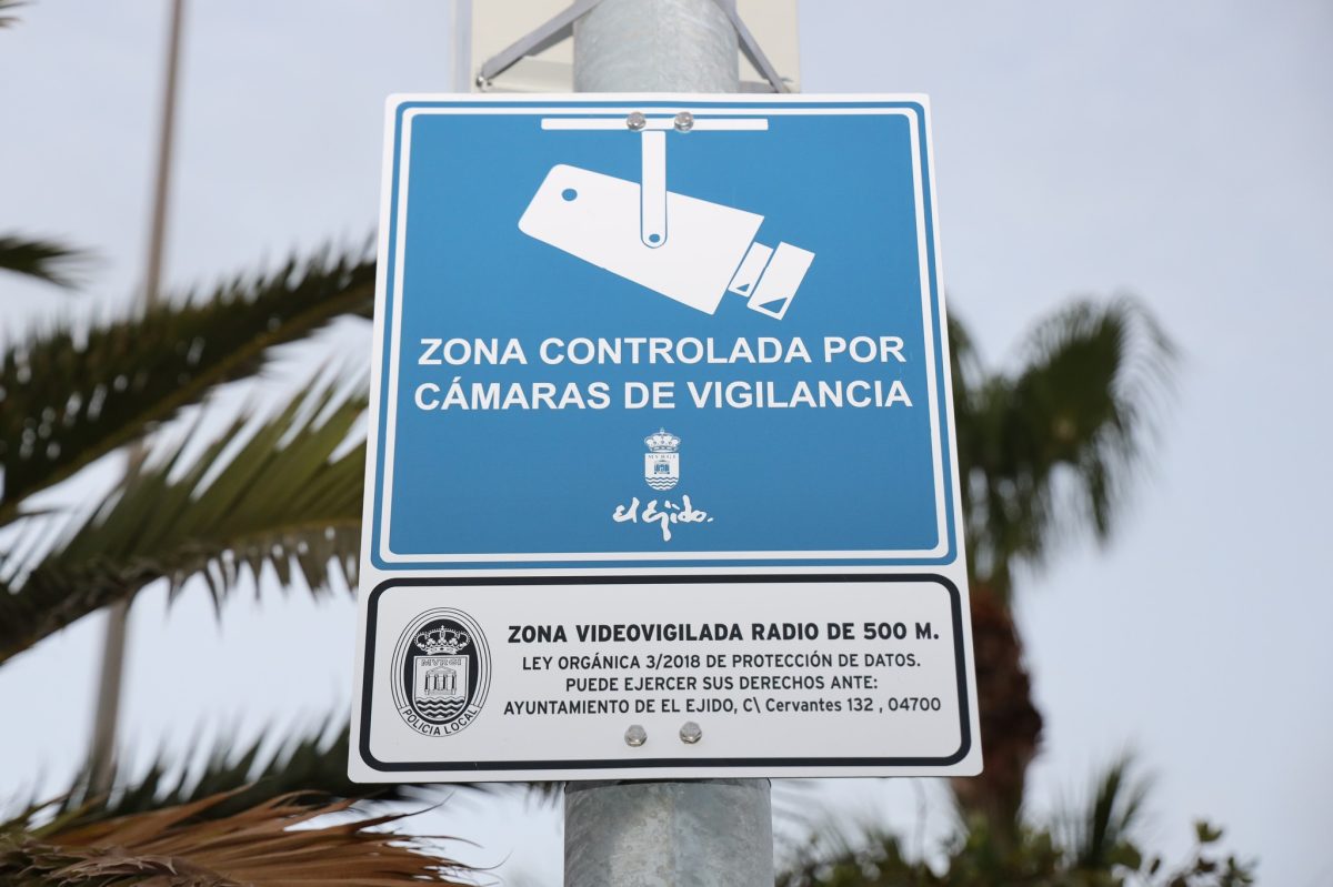 Cartel de zona controlada por cámaras. /Ayto. El Ejido