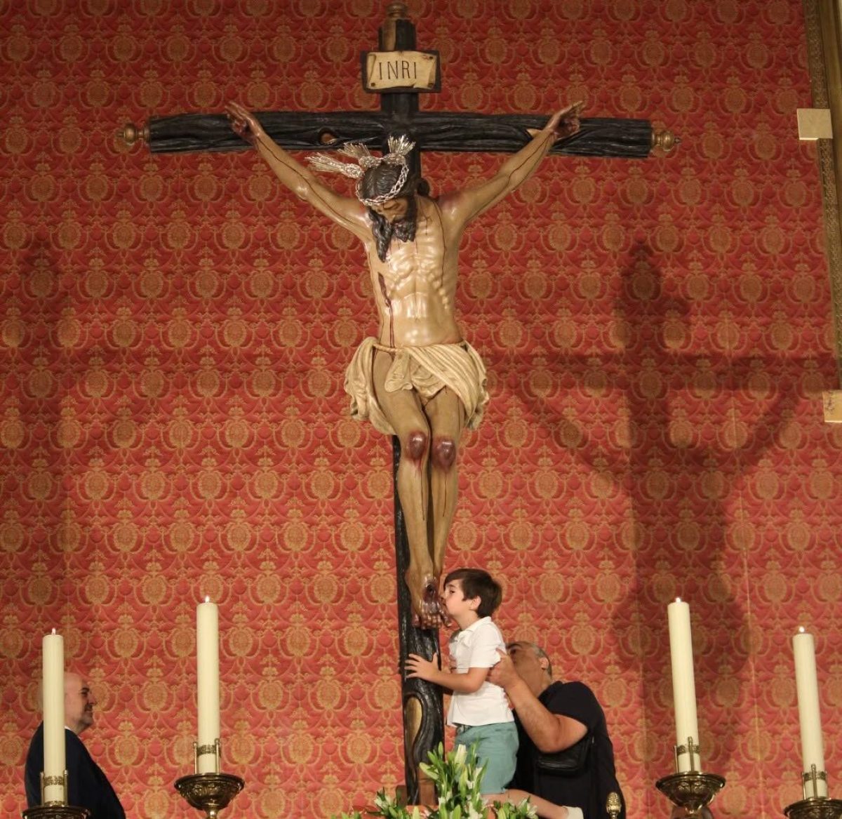 Un niño besa los pies del Cristo de la Luz en una imagen de archivo. /DC