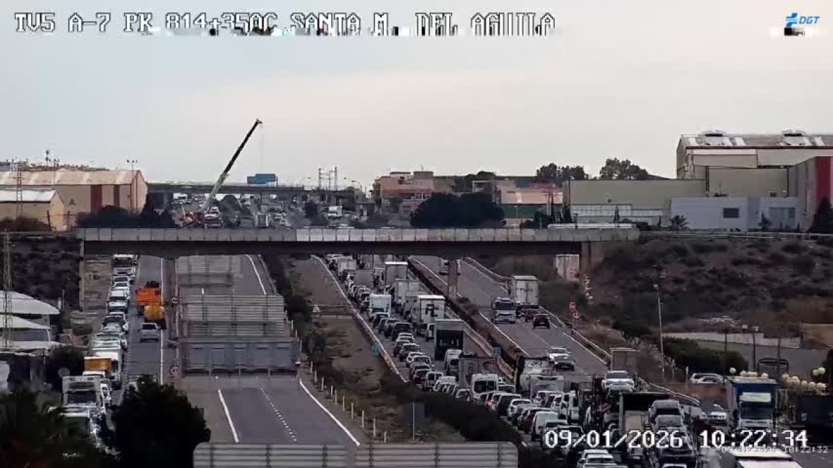 Imagen del atasco en el carril sentido Almería de las cámaras de la DGT. /DC