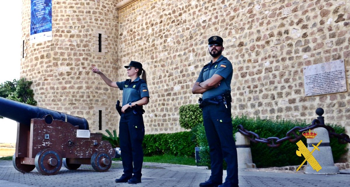 Agentes de la Guardia Civil en Roquetas. /G.C.