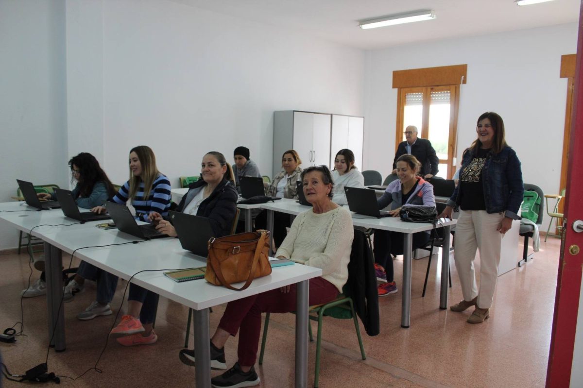 Entrega de los diplomas del curso ‘Promociona tu negocio con infografías y presentaciones sorprendentes’