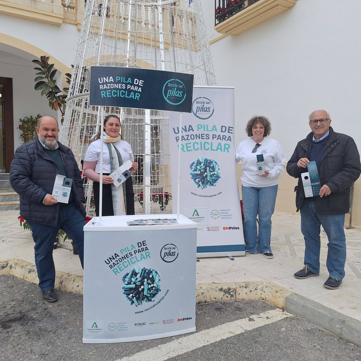 El alcalde con las portavoces de la campaña. /DC