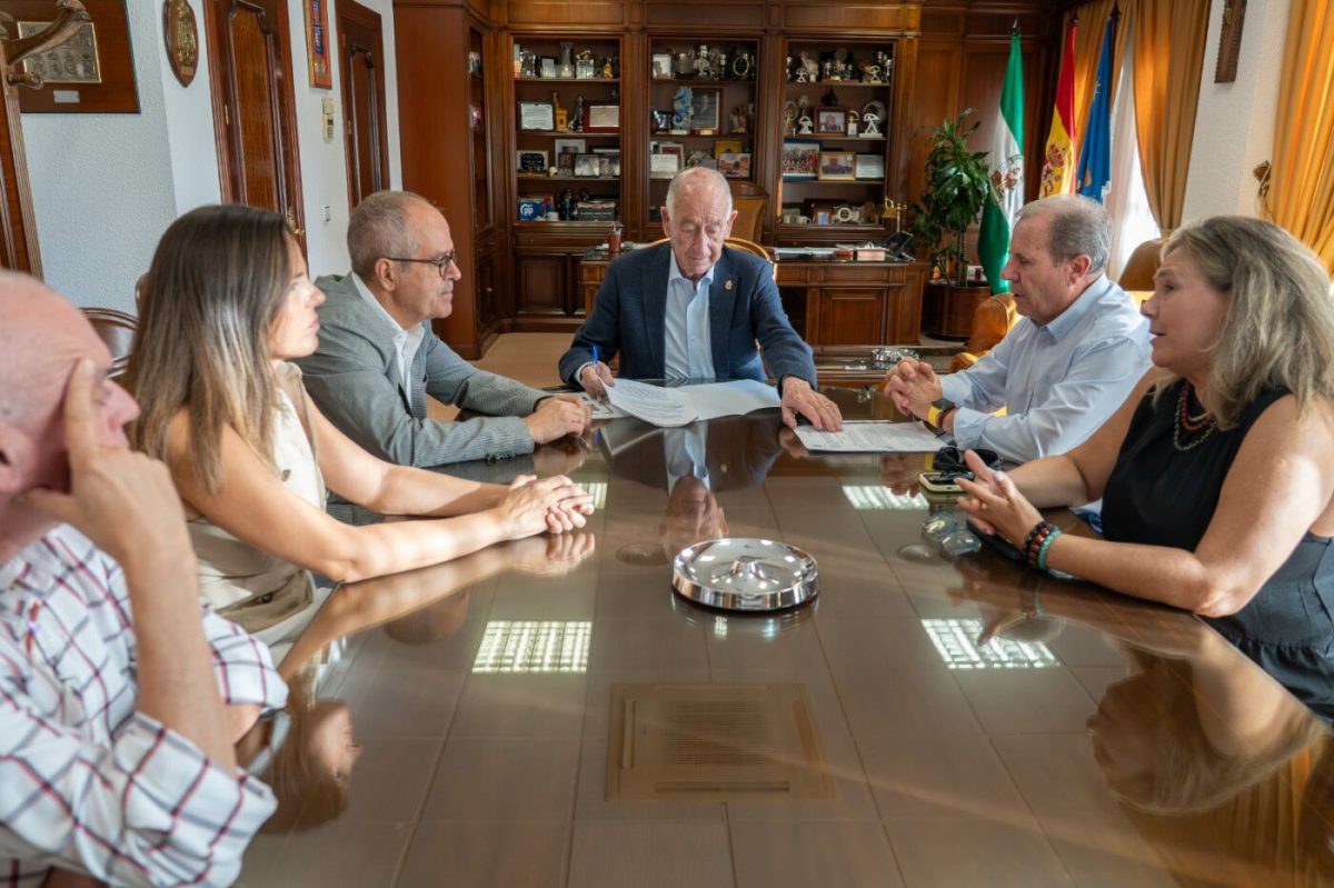 Ayuntamiento de Roquetas y Cámara de Comercio renueva su convenio