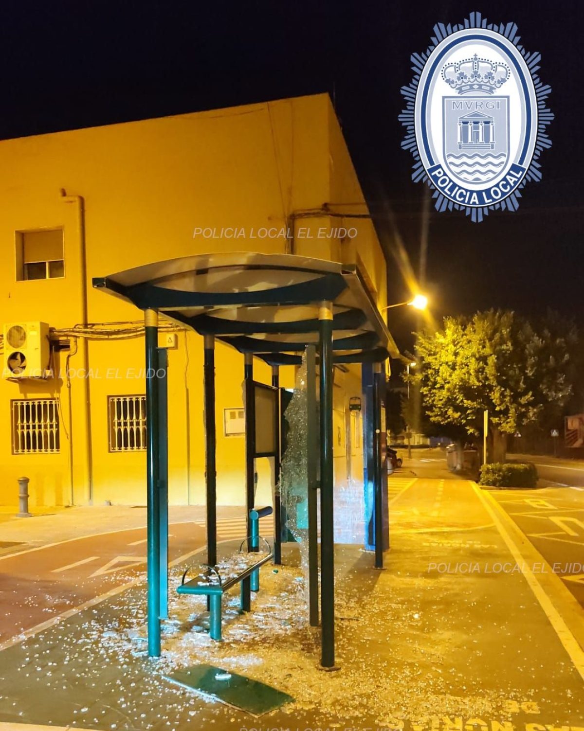 Marquesina vandalizada en Las Norias. /DC
