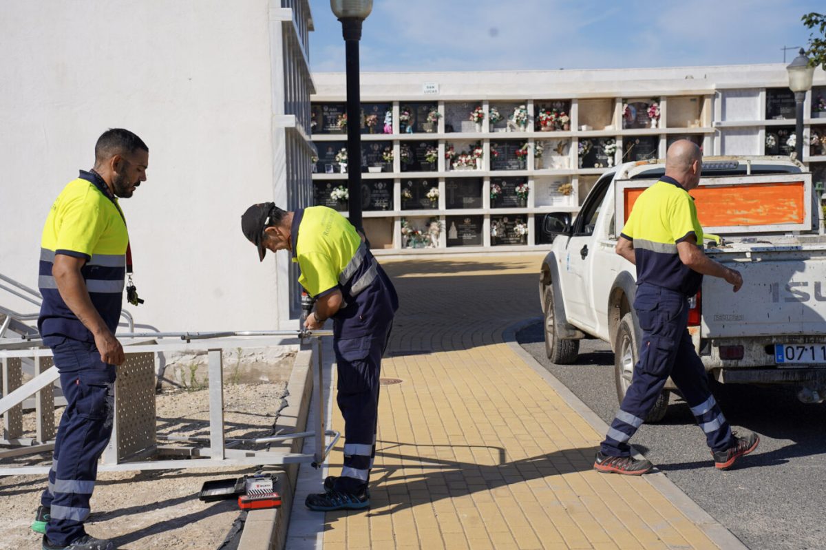 Trabajadores municipales de Roquetas de Mar. /DC