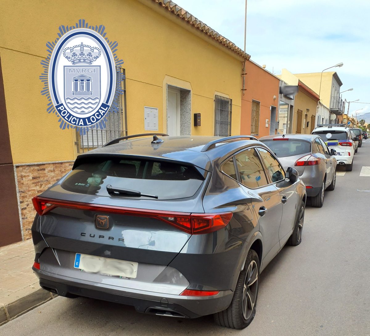 Uno de los coches afectados. Puede apreciarse la rueda trasera deshinchada. /DC