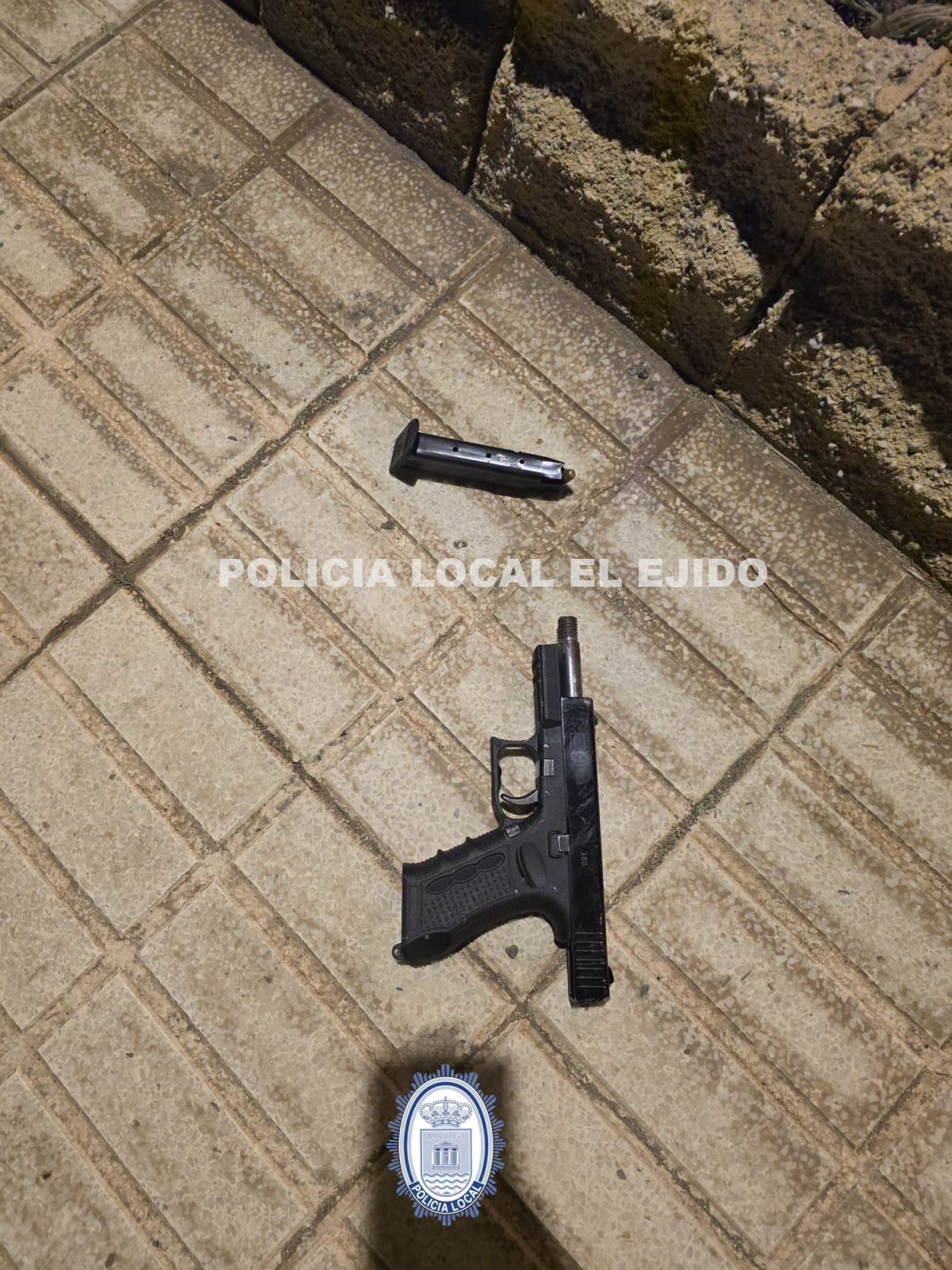 Arma encontrada por los agentes.